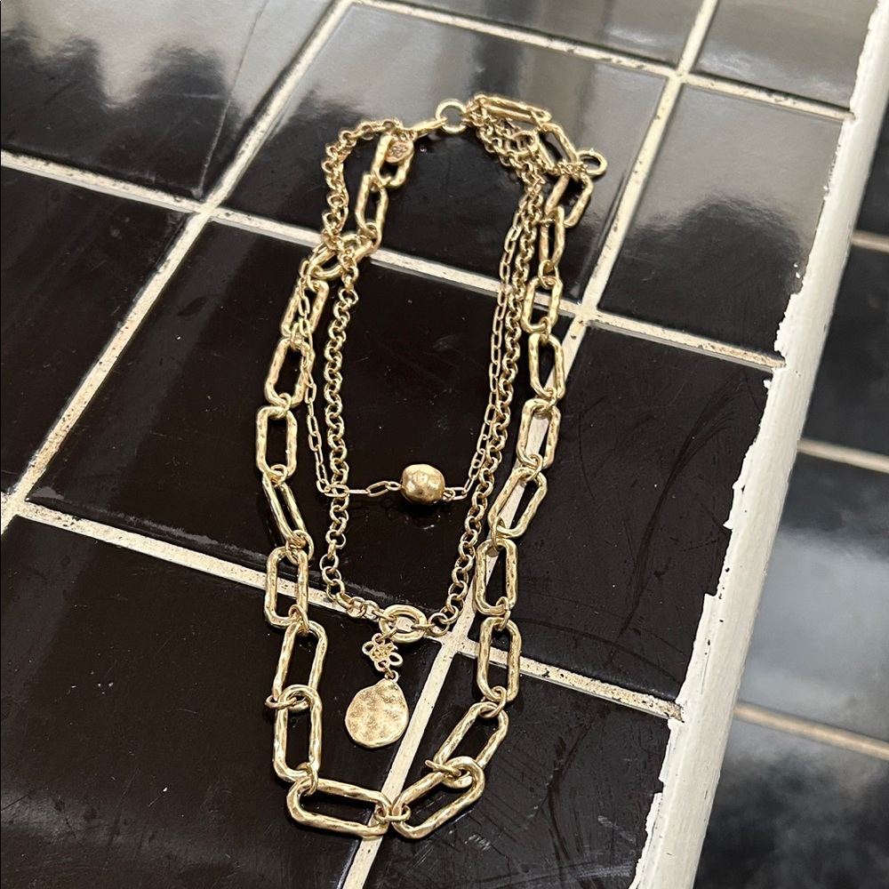 Elegant Gold Chain Necklace with Pendant